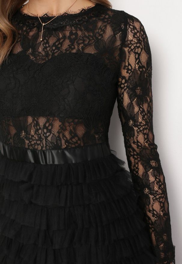 Born2be - Czarna Maxi Sukienka Rozkloszowana z Koronkową Górą i Tiulowymi Falbankami Firina. Typ kołnierza: kołnierz z falbankami. Kolor: czarny. Materiał: tiul, koronka. Długość: maxi