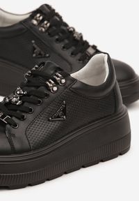 Renee - Czarne Skórzane Sneakersy na Platformie Ozdobione Aplikacją Doliresa. Okazja: na co dzień. Kolor: czarny. Materiał: skóra. Wzór: aplikacja. Obcas: na platformie #5