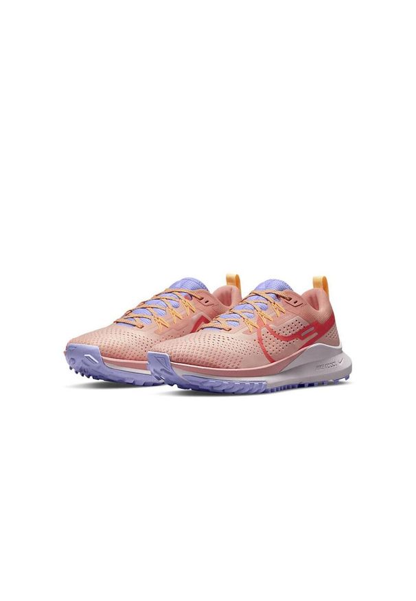 Buty do biegania damskie Nike React Pegasus Trail 4. Zapięcie: sznurówki. Kolor: beżowy. Materiał: materiał, syntetyk, tkanina. Szerokość cholewki: normalna