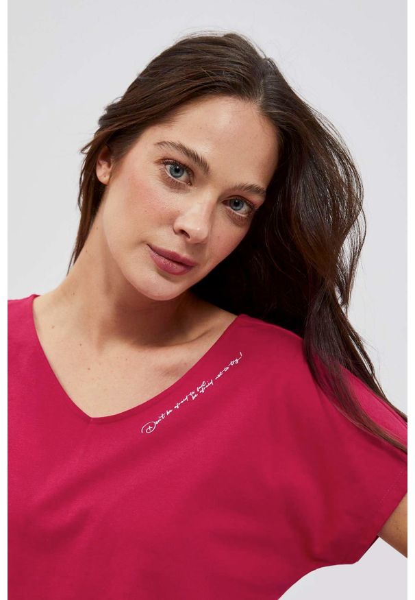 MOODO - T-shirt z ozdobnym tyłem truskawkowy. Kolor: czerwony. Materiał: bawełna