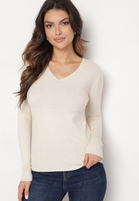 Born2be - Jasnobeżowy Sweter z Bawełną i Dekoltem w Serek Etarevia. Okazja: na co dzień. Typ kołnierza: dekolt w serek. Kolor: beżowy. Materiał: bawełna. Styl: casual #6