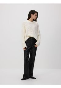 Reserved - Sweter z warkoczowym splotem - złamana biel. Materiał: dzianina. Wzór: ze splotem #1