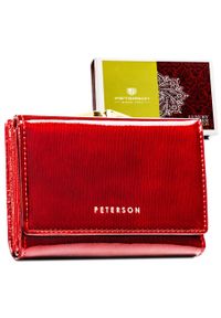 Portfel damski z lakierowanej skóry naturalnej w czerwonym kolorze - Peterson. Kolor: czerwony. Materiał: lakier, skóra #1