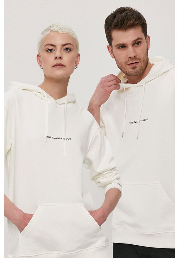 The Classy Issue Bluza kolor kremowy z kapturem z nadrukiem. Okazja: na co dzień. Typ kołnierza: kaptur. Kolor: beżowy. Wzór: nadruk. Styl: casual