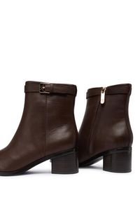 TOMMY HILFIGER - Tommy Hilfiger Botki Th Buckle Riding Mid Heel Bootie FW0FW08859 Brązowy. Kolor: brązowy. Materiał: skóra #4