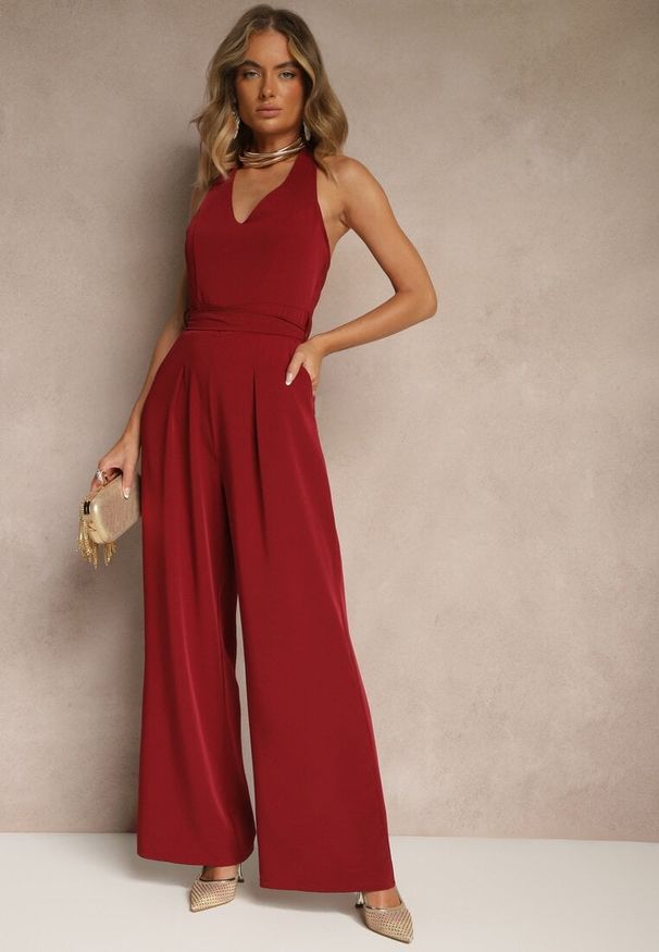 Renee - Bordowy Kombinezon o Taliowanym Kroju z Dekoltem Halter i Wiązanym Paskiem Malisena. Okazja: na co dzień, na imprezę, na randkę. Kolor: czerwony. Styl: elegancki, casual