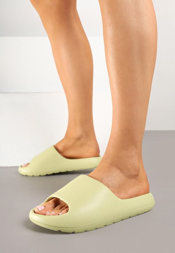 Born2be - Jasnozielone Klapki z Pianki w Minimalistycznym Stylu Sonalea. Okazja: na co dzień. Kolor: zielony. Styl: casual