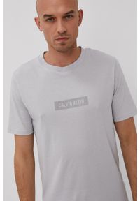 Calvin Klein Performance - T-shirt. Okazja: na co dzień. Kolor: szary. Wzór: nadruk. Styl: casual