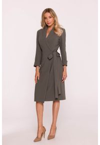 Stylove - Elegancka sukienka ołówkowa kopertowa z wiązaniem khaki. Okazja: do pracy, na spotkanie biznesowe. Typ kołnierza: dekolt kopertowy, typu klepsydra, dekolt w kształcie V. Kolor: beżowy, brązowy. Materiał: wiskoza, tkanina, poliester, elastan. Wzór: gładki. Typ sukienki: ołówkowe, kopertowe. Styl: elegancki. Długość: midi #4