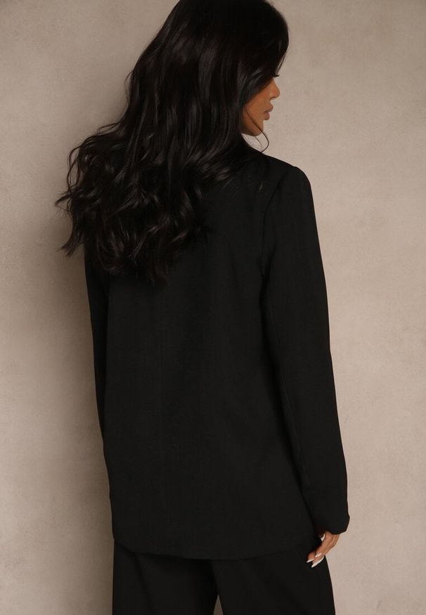 Renee - Czarna Marynarka Dwurzędowa o Kroju Oversize Clasora. Typ kołnierza: golf. Kolor: czarny. Materiał: poliester. Styl: klasyczny