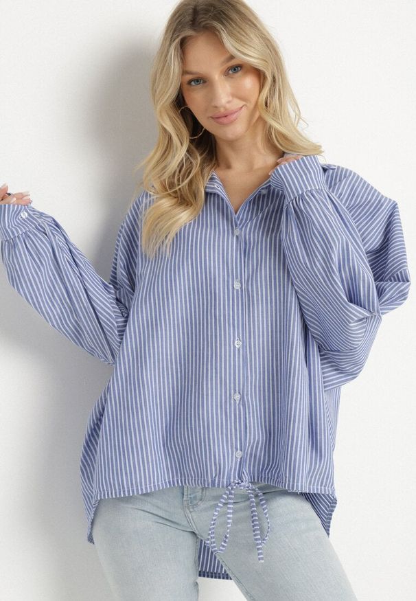 Born2be - Niebieska Bawełniana Koszula Oversize w Paski ze Ściągaczem Elineola. Okazja: na co dzień. Typ kołnierza: kołnierzyk klasyczny. Kolor: niebieski. Materiał: bawełna. Wzór: paski. Styl: sportowy, klasyczny, elegancki, casual