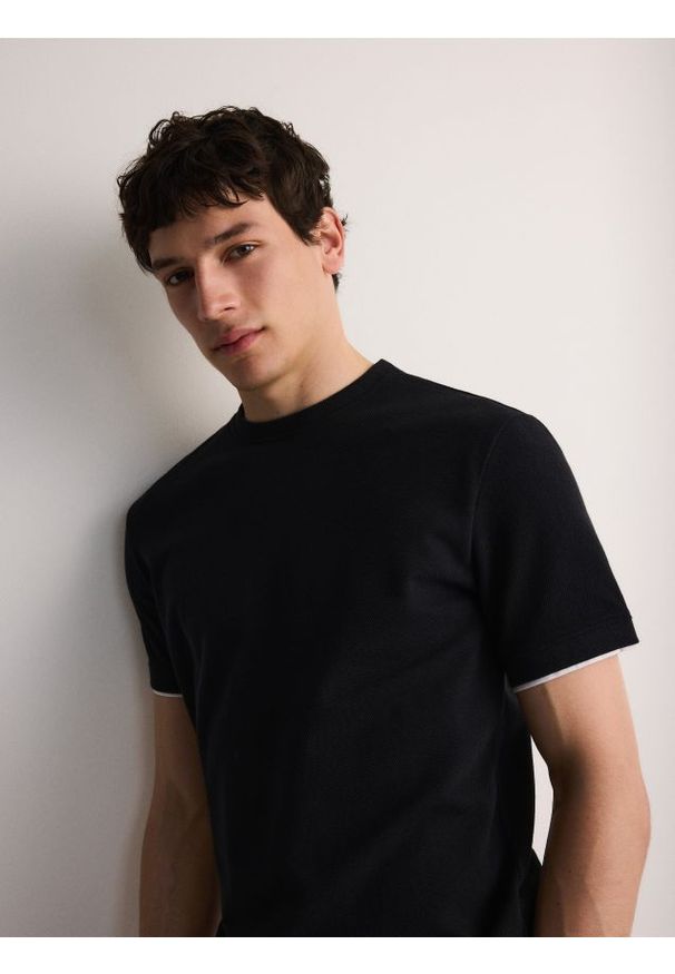 Reserved - T-shirt regular z naszywką - czarny. Kolor: czarny. Materiał: dzianina, bawełna. Wzór: aplikacja
