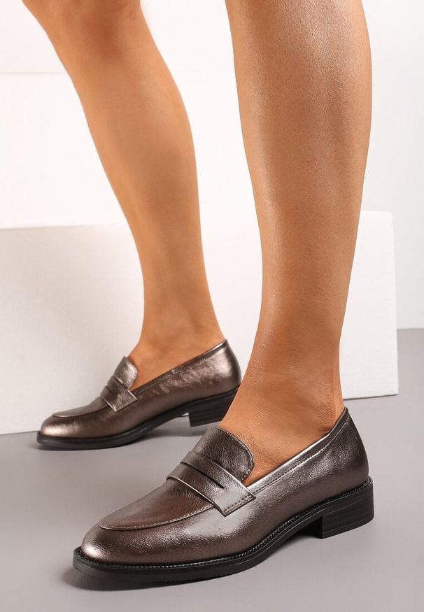 Renee - Srebrne Mokasyny w Stylu Loafersów z Wkładką ze Skóry Naturalnej Tykolina. Kolor: srebrny. Materiał: skóra. Sezon: jesień, wiosna. Styl: klasyczny