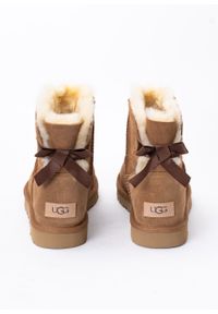 Ugg - Buty zimowe damskie UGG W Mini Bailey Bow II (1016501-CHE). Okazja: na plażę. Kolor: brązowy. Materiał: materiał. Sezon: zima. Styl: młodzieżowy #3