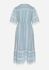 Born2be - Jasnoniebieska Bawełniana Sukienka Boho o Rozkloszowanym Kroju z Wiązaniem i Haftem Korithira. Okazja: na spacer, na co dzień. Typ kołnierza: dekolt w serek. Kolor: niebieski. Materiał: bawełna. Wzór: haft. Sezon: lato. Typ sukienki: rozkloszowane. Styl: boho #5