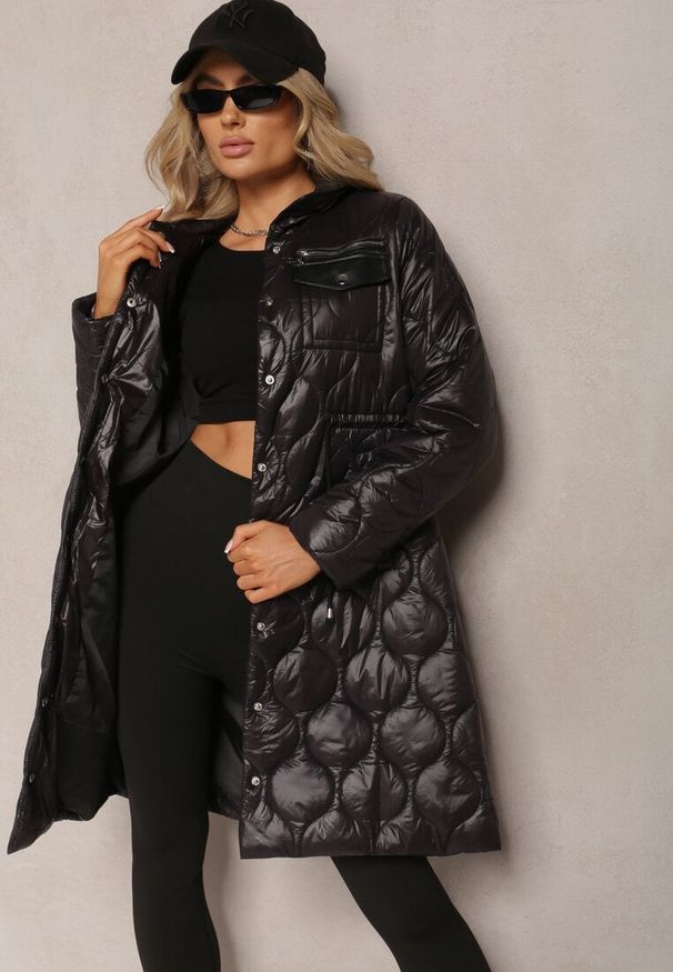 Renee - Czarna Kurtka za Kolano z Kołnierzem Pikowana Vilia. Kolor: czarny. Materiał: materiał. Sezon: jesień, wiosna. Styl: klasyczny