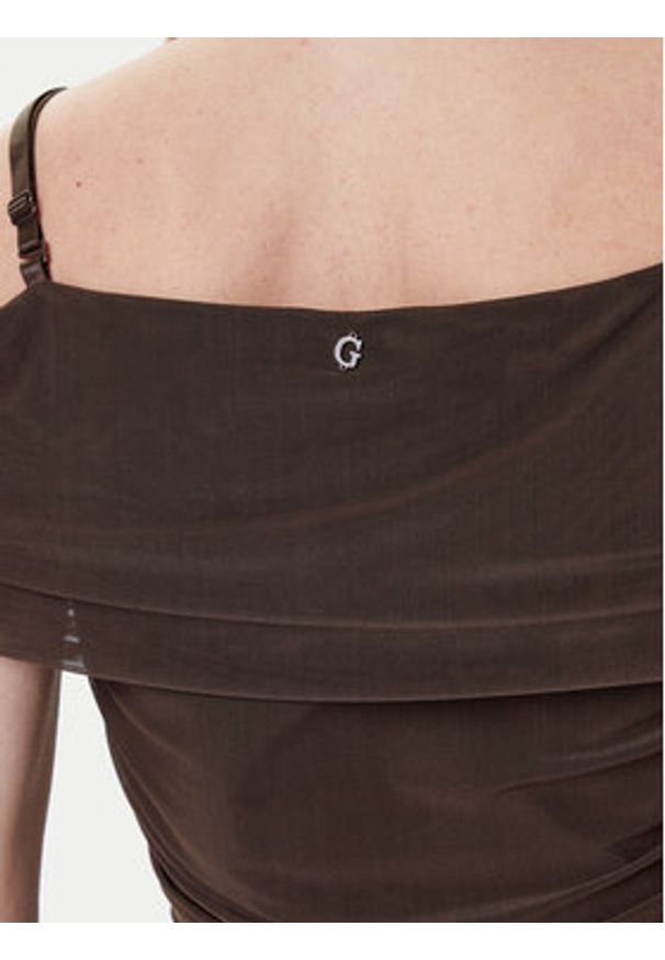 Guess Sukienka koktajlowa W5YK21 KCZC2 Brązowy Slim Fit. Kolor: brązowy. Materiał: syntetyk. Styl: wizytowy