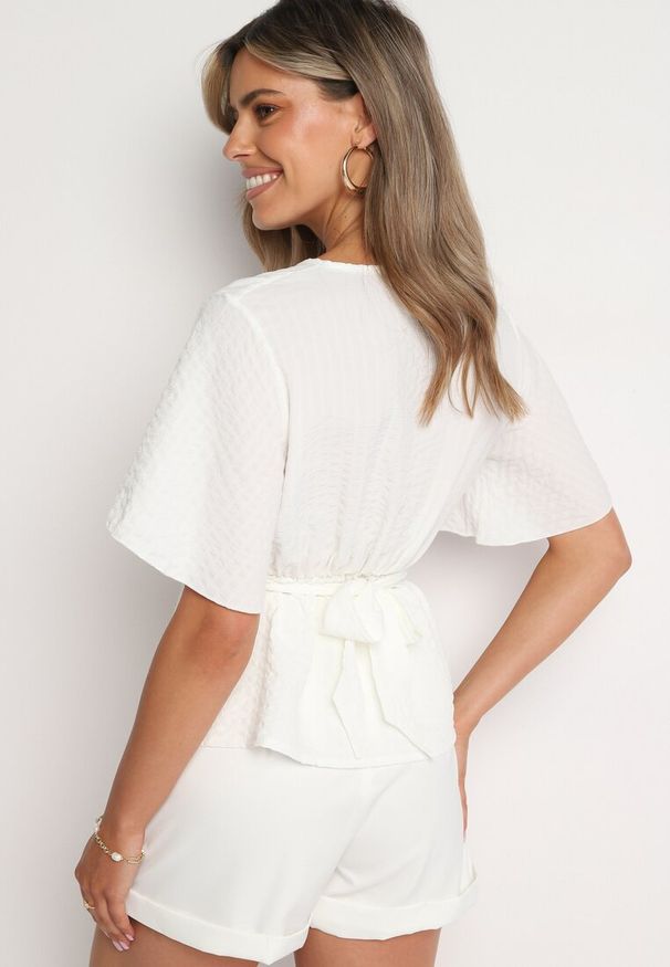 Born2be - Biała Kopertowa Bluzka Ozdobiona Wiązaniem w Pasie Kasllaio. Okazja: na randkę. Typ kołnierza: dekolt w serek. Kolor: biały. Materiał: len. Wzór: aplikacja