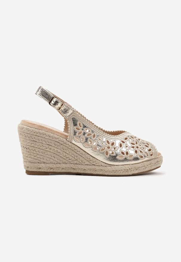 Renee - Złote Ażurowe Sandały na Plecionym Koturnie Zalinea. Zapięcie: sprzączka. Kolor: złoty. Wzór: ażurowy. Sezon: lato. Obcas: na koturnie. Styl: elegancki