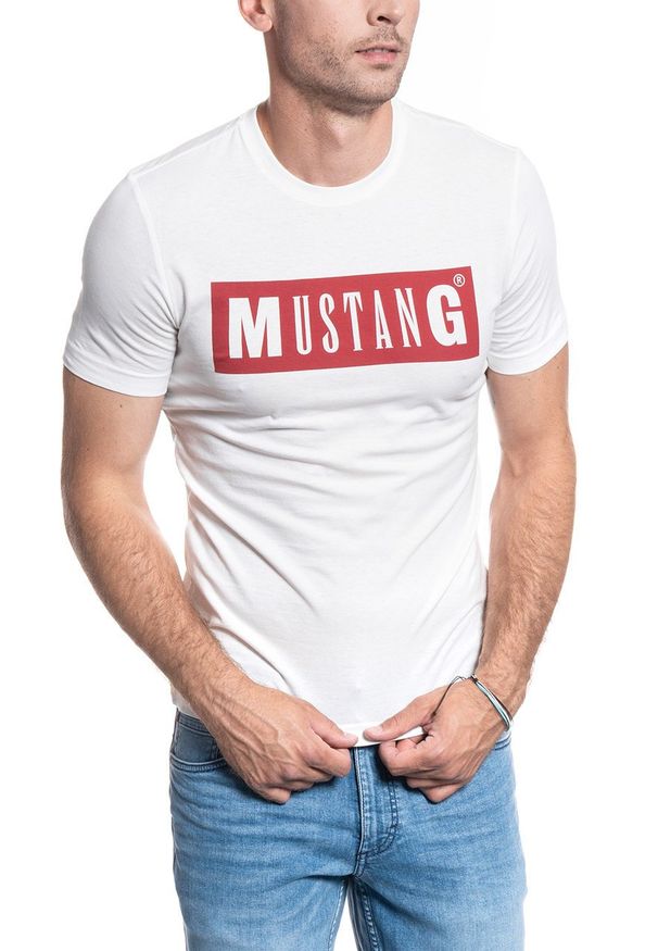 Mustang - MUSTANG TSHIRT Alex C LOGO Tee CLOUD DANCER 1009738 2020. Okazja: na imprezę, na co dzień. Materiał: jeans, bawełna, tkanina, materiał. Długość rękawa: krótki rękaw. Długość: krótkie. Wzór: nadruk. Styl: casual, klasyczny