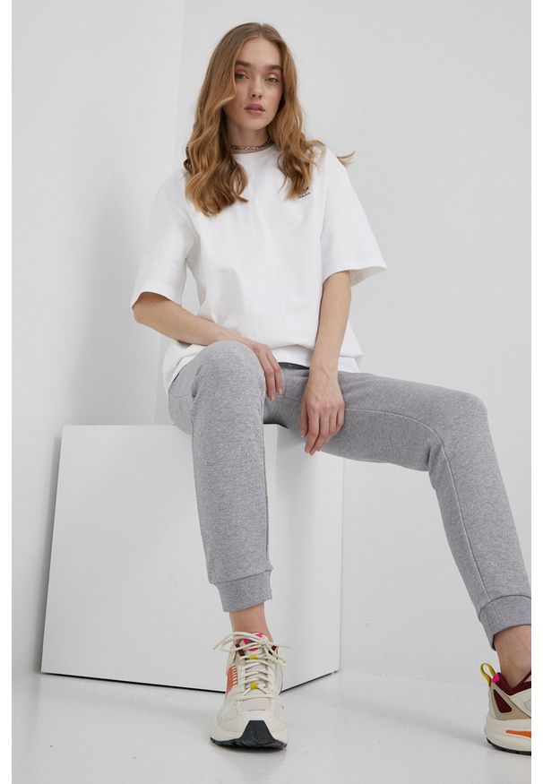 adidas Originals spodnie damskie kolor szary melanżowe. Stan: podwyższony. Kolor: szary. Materiał: materiał, bawełna, dzianina. Wzór: melanż
