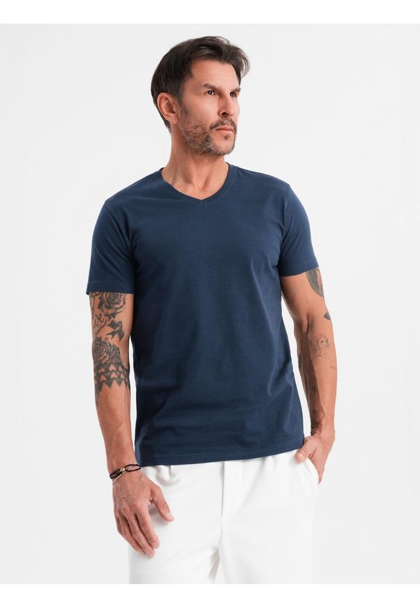 Ombre Clothing - Męska klasyczna bawełniana koszulka z dekoltem w serek BASIC – granatowa V2. Typ kołnierza: dekolt w serek. Kolor: niebieski. Materiał: bawełna. Styl: klasyczny