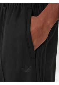 Adidas - adidas Spodnie dresowe adicolor KE3500 Czarny Loose Fit. Kolor: czarny. Materiał: bawełna #5