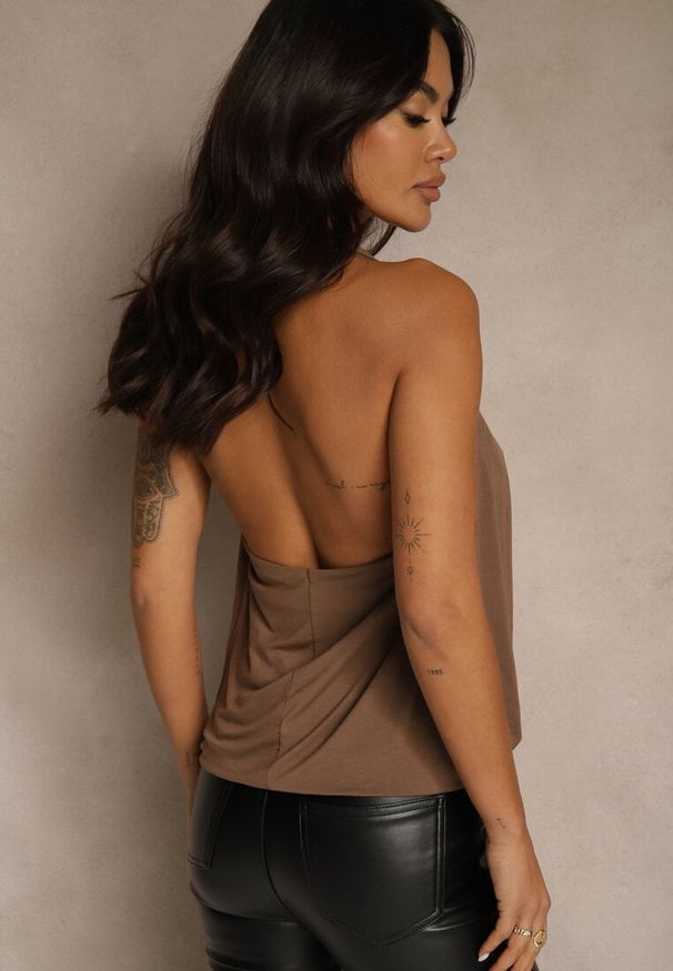 Renee - Brązowy Marszczony Top Halter z Łańcuszkiem i Kwiatem Przy Dekolcie Idivanna. Okazja: na imprezę. Typ kołnierza: dekolt halter. Kolor: brązowy. Materiał: jeans. Wzór: kwiaty. Styl: elegancki