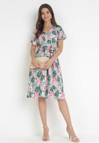 Born2be - Zielona Rozkloszowana Sukienka z Metaliczną Nitką i Wiązanym Paskiem Noldan. Kolor: zielony. Materiał: tkanina, materiał, wiskoza. Wzór: kwiaty #4