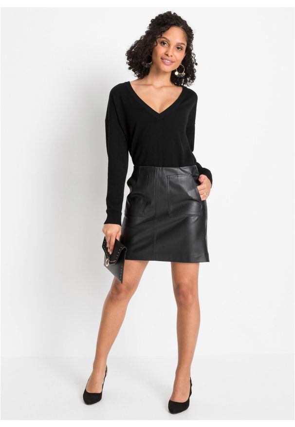 bonprix - Sweter oversize z dekoltem w serek oversize. Typ kołnierza: dekolt w serek. Kolor: czarny