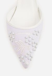 Renee - Białe Sandały na Szpilce Ozdobione Haftowanym Wzorem i Koralikami Sametis. Kolor: biały. Materiał: satyna. Wzór: aplikacja, haft. Obcas: na szpilce #5