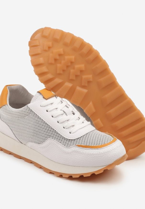 Renee - Białe Sneakersy Skórzane Ozdobione Geometrycznym Motywem Wibessa. Okazja: na co dzień. Kolor: biały. Materiał: skóra. Wzór: aplikacja, geometria