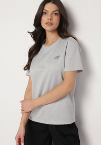 Born2be - Jasnoszary T-shirt o Klasycznym Kroju z Ozdobnym Haftem Galerrena. Okazja: na co dzień, na spotkanie biznesowe, do pracy. Kolor: szary. Materiał: jeans. Wzór: haft. Styl: klasyczny #3