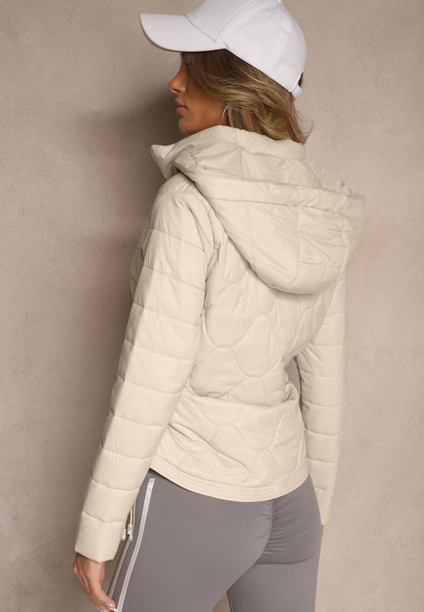 Renee - Ciemnobeżowa Kurtka z Zaznaczoną Talią i Kapturem w Ozdobne Pikowanie Afla. Okazja: na co dzień. Kolor: beżowy. Materiał: jeans. Styl: elegancki, casual