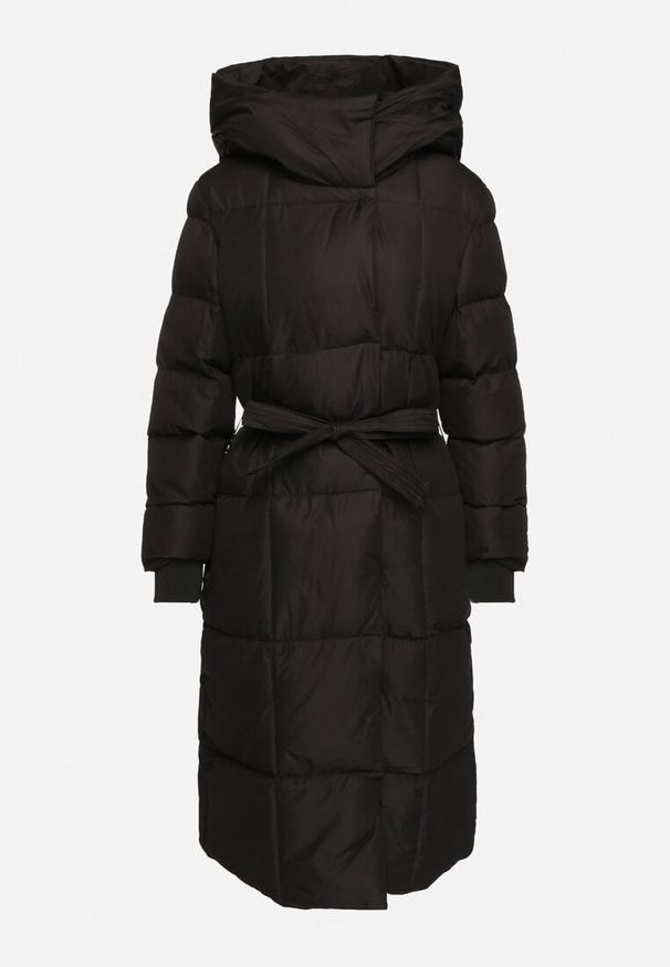 Born2be - Czarna Długa Kurtka Pikowana z Kapturem i Wysokim Kołnierzem Wiązana w Talii Zevrira. Okazja: na co dzień. Typ kołnierza: kaptur. Kolor: czarny. Materiał: jeans, materiał. Długość: długie. Styl: casual, elegancki, sportowy, klasyczny