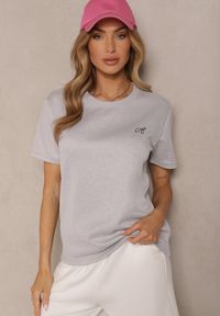 Renee - Jasnoszary T-shirt Zdobiony Minimalistycznym Haftem Galeneria. Okazja: na co dzień. Kolor: szary. Materiał: jeans. Wzór: aplikacja, haft. Styl: klasyczny, elegancki, casual #5