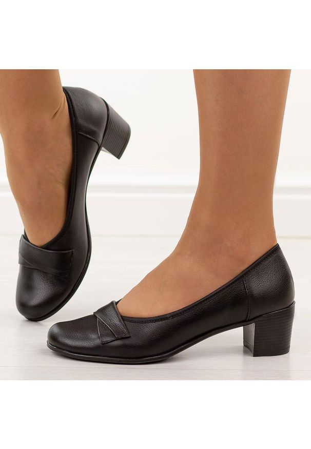 Czarne Polskie czółenka damskie na obcasie Gregors 581. Okazja: na co dzień. Nosek buta: okrągły. Kolor: czarny. Szerokość cholewki: normalna. Wzór: aplikacja. Materiał: skóra. Obcas: na obcasie. Styl: casual, elegancki, klasyczny. Wysokość obcasa: niski