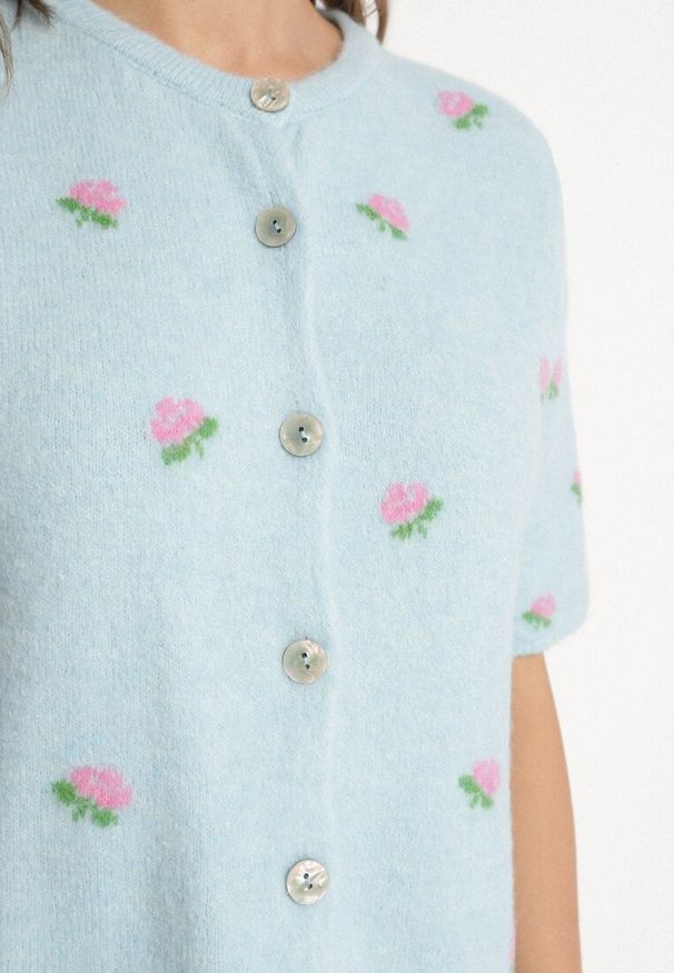 Born2be - Niebieski Sweter Kardigan z Krótkim Rękawem z Wełną w Ozdobny Print Korinelia. Okazja: na co dzień. Kolor: niebieski. Materiał: wełna. Długość rękawa: krótki rękaw. Długość: krótkie. Wzór: nadruk. Styl: elegancki, casual