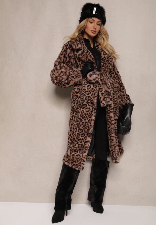 Renee - Brązowy Futrzany Płaszcz w Panterkę Wiązany w Talii Paskiem Adelora. Okazja: na co dzień. Kolor: brązowy. Materiał: futro. Wzór: motyw zwierzęcy. Styl: elegancki, casual