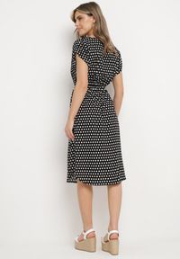 Born2be - Czarna Bawełniana Sukienka z Gumką w Pasie i Falbanką Romilla. Kolor: czarny. Materiał: bawełna. Sezon: lato. Styl: wizytowy #3