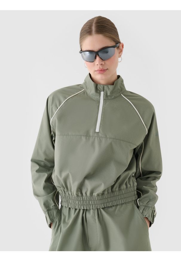 4f - 4F Kurtka przejściowa cropped ze stójką damska - oliwkowa/khaki XXL. Okazja: na co dzień. Typ kołnierza: kołnierzyk stójkowy. Kolor: oliwkowy, brązowy, wielokolorowy. Materiał: dzianina, materiał, bawełna, tkanina. Długość rękawa: raglanowy rękaw. Długość: krótkie. Styl: sportowy, casual