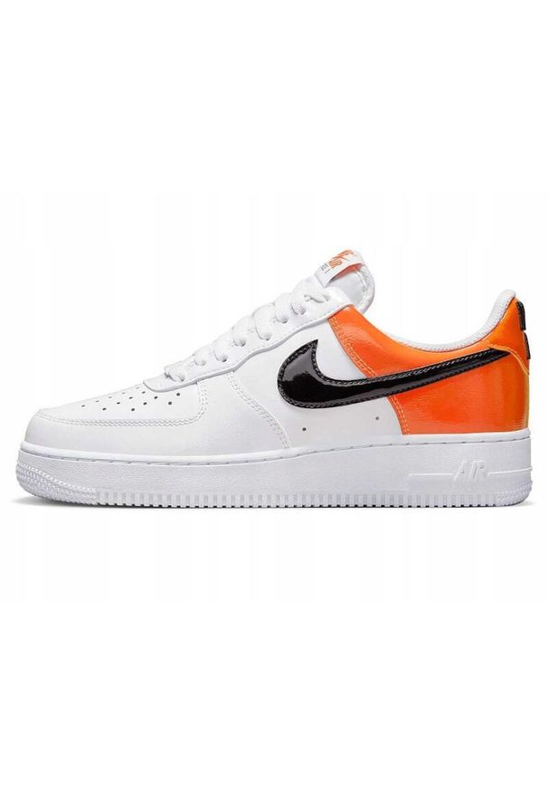 Buty Nike Air Force 1 07 Biało-Pomarańczowe. Okazja: na co dzień. Kolor: wielokolorowy, biały, pomarańczowy. Materiał: skóra. Szerokość cholewki: normalna. Model: Nike Air Force. Sport: turystyka piesza