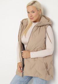 Born2be - Beżowa Przejściowa Kamizelka z Pikowanymi Przeszyciami i Kapturem Fesolira. Okazja: na co dzień. Kolekcja: plus size. Kolor: beżowy. Materiał: jeans. Styl: sportowy, casual #5