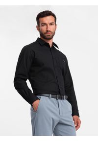 Ombre Clothing - Bawełniana męska koszula z kieszenią REGULAR FIT - czarna V1. Typ kołnierza: kołnierzyk klasyczny. Kolor: czarny. Materiał: bawełna. Długość rękawa: długi rękaw. Długość: długie. Styl: klasyczny
