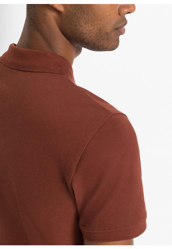 bonprix - Koszulka polo z czystej bawełny organicznej piqué. Typ kołnierza: polo. Kolor: brązowy. Materiał: bawełna. Długość rękawa: krótki rękaw. Długość: krótkie