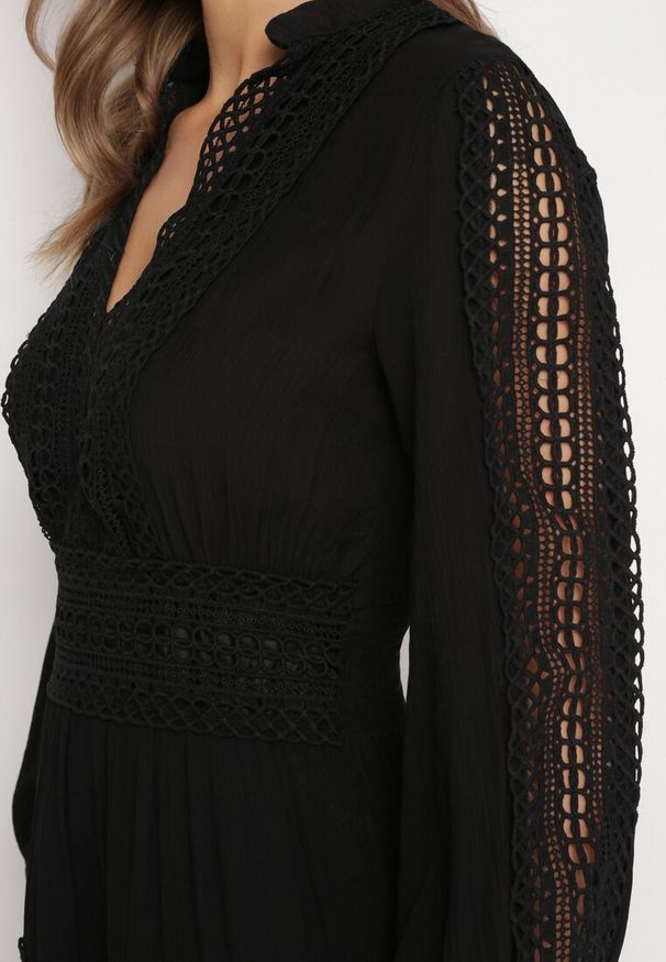 Born2be - Czarna Rozkloszowana Sukienka Maxi z Gumką w Talii i Ażurowym Zdobieniem Binaella. Kolor: czarny. Wzór: aplikacja, ażurowy. Sezon: zima, jesień. Długość: maxi