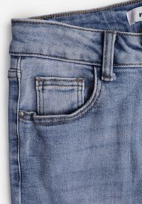 Born2be - Niebieskie Dopasowane Bawełniane Jeansy Neviline. Okazja: na co dzień. Kolor: niebieski. Styl: casual, klasyczny #4