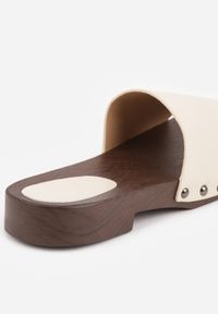 Born2be - Beżowe Klapki w Klasycznym Stylu z Nitami Talove. Okazja: na co dzień. Kolor: beżowy. Styl: klasyczny #4