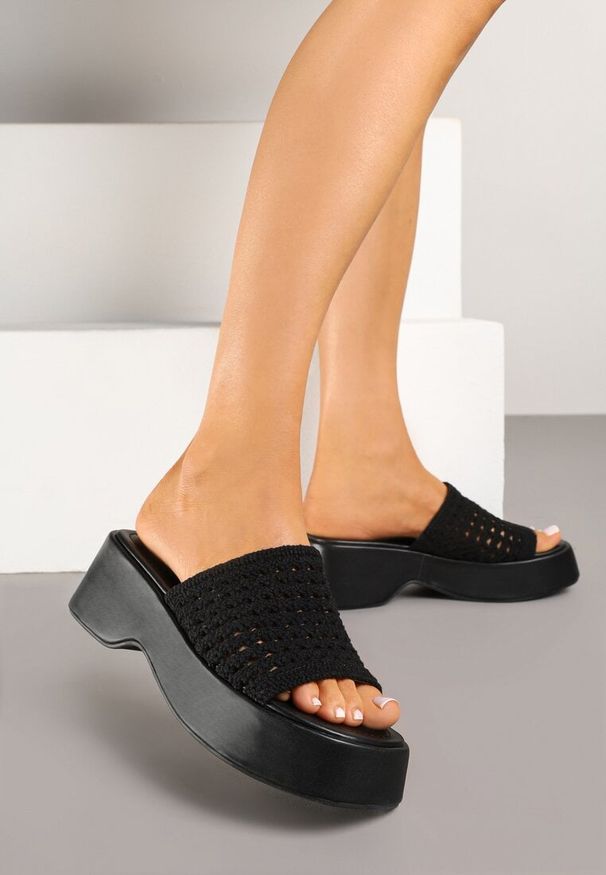 Renee - Czarne Klapki Ażurowe na Platformie Tenalira. Okazja: na co dzień. Kolor: czarny. Materiał: jeans. Wzór: ażurowy. Sezon: lato. Obcas: na platformie. Styl: casual, elegancki