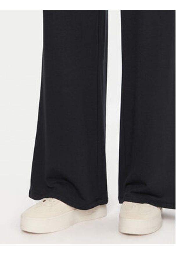 Roxy Spodnie dresowe Surfing By Sunlight ERJFB03495 Czarny Wide Leg. Kolor: czarny. Materiał: dresówka